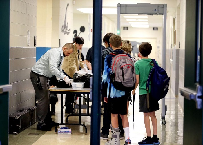 Nhieu-truong-hoc-dang-su-dung-cong-do-kim-loai-de-kiem-soat-an-ninh